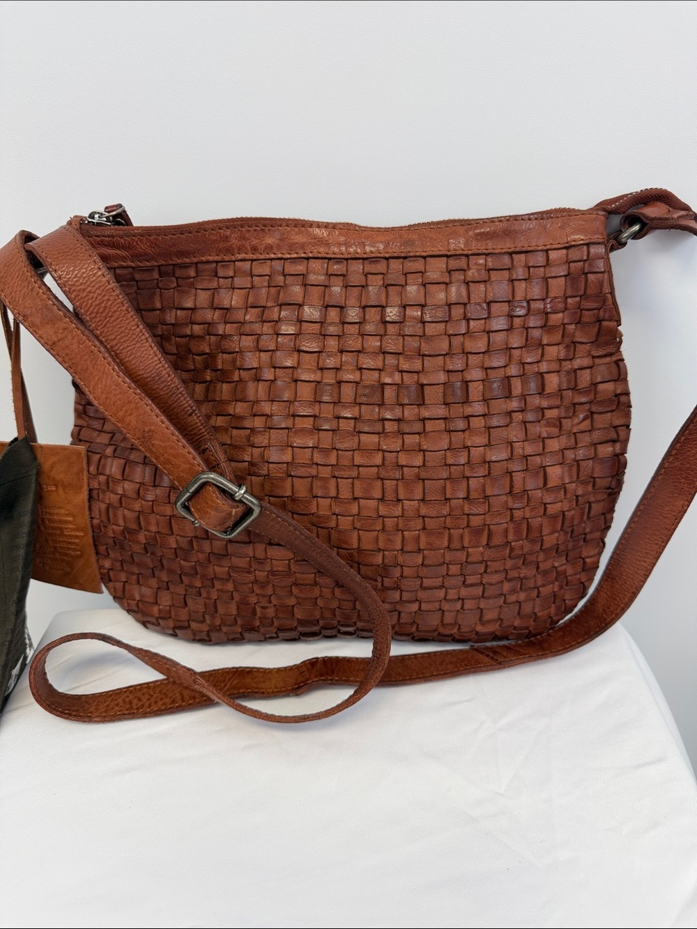 NWT Vilenca Holland Cognac Woven Genuine Leather Crossbody Hobo Bag Purse
